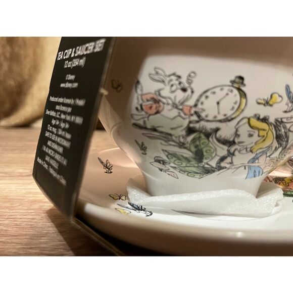 Alice in Wonderland teacup and saucer set - Picture 5 of 7